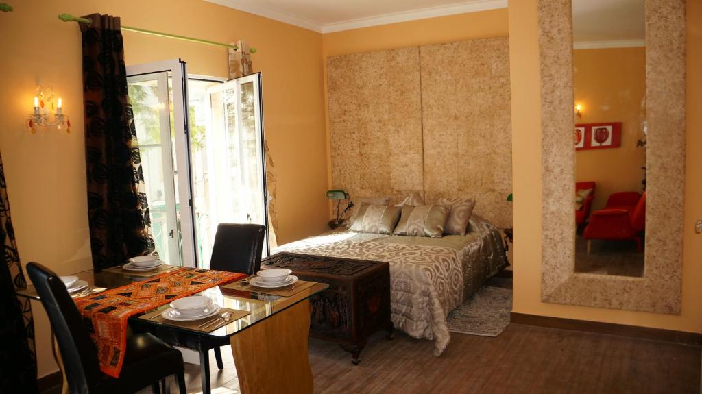 um quarto com uma cama, uma mesa e uma sala de jantar em Lagos Center Studios em Lagos