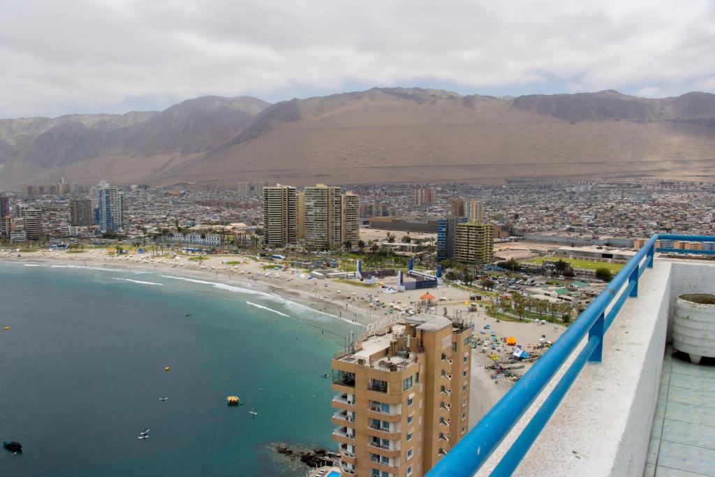 - Vistas a una playa con edificios y a la ciudad en Departamento royal marine, en Iquique