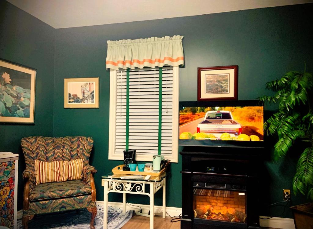 Uma área de estar em WeatherPine Inn