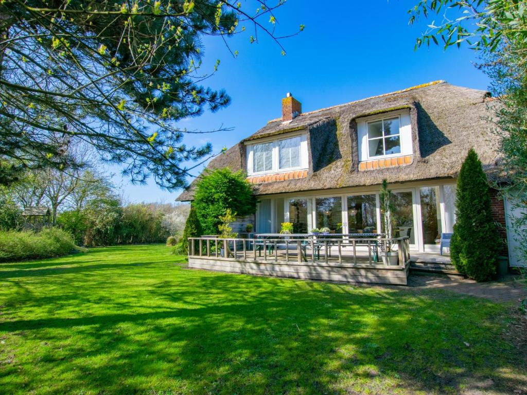 an old house with a large yard at Landhuis Duinzicht in Callantsoog