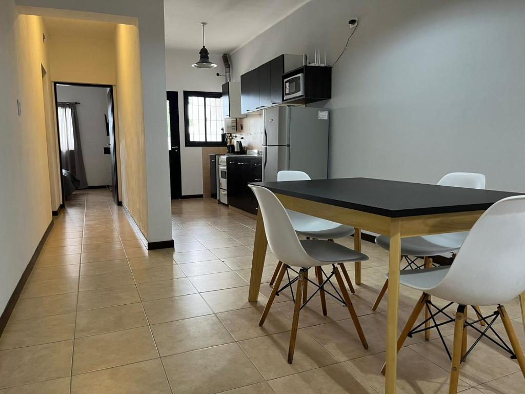 a kitchen and dining room with a table and chairs at Departamento TALA - excelente nivel, con patio in San Fernando del Valle de Catamarca