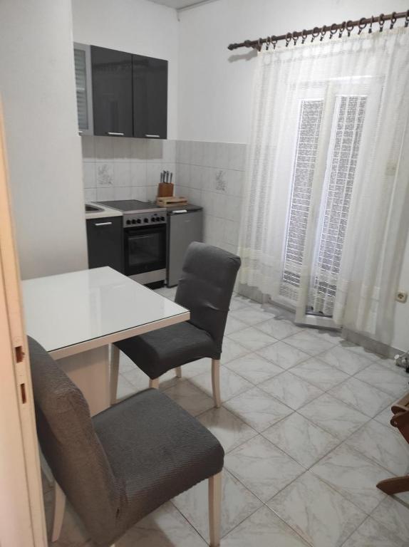 Kuchyň nebo kuchyňský kout v ubytování Apartments by the sea Vis - 2457