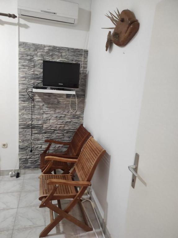TV a/nebo společenská místnost v ubytování Apartments by the sea Vis - 2457