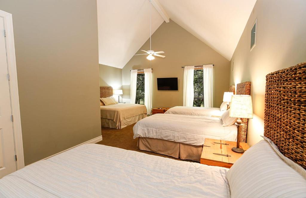 Ένα ή περισσότερα κρεβάτια σε δωμάτιο στο Luxury Golf Course Private Retreat with Heated Swimming Pool