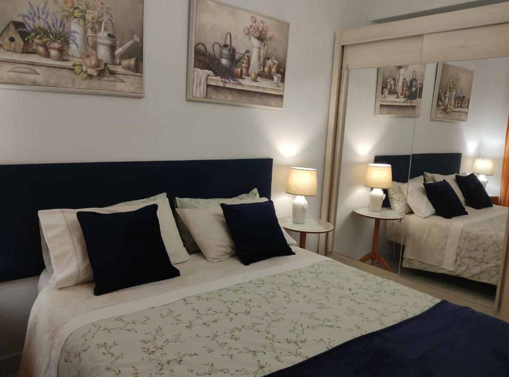 een slaapkamer met een bed met zwart-witte kussens bij Apartamento Gallarza !!! PARKING PRIVADO GRATUITO!! in Logroño