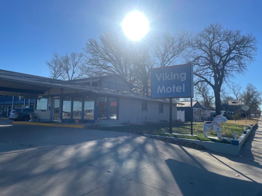 a viking motel sign in front of a building at Viking Motel in Lindsborg