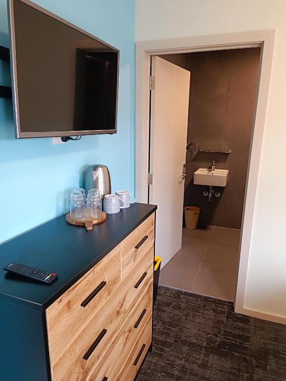 Postel nebo postele na pokoji v ubytování Adventure Wanaka Hostel