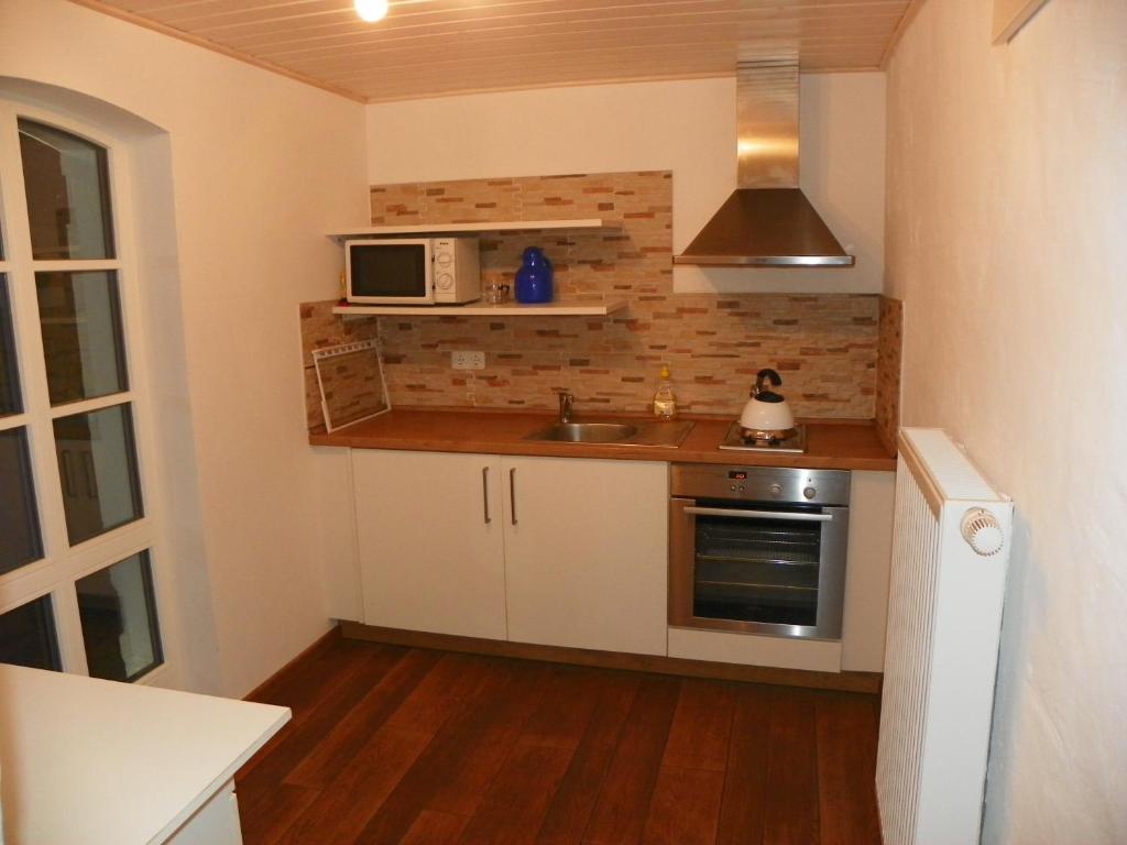 a small kitchen with a sink and a microwave at Ferienwohnung Göttsche-Hof in Hennstedt