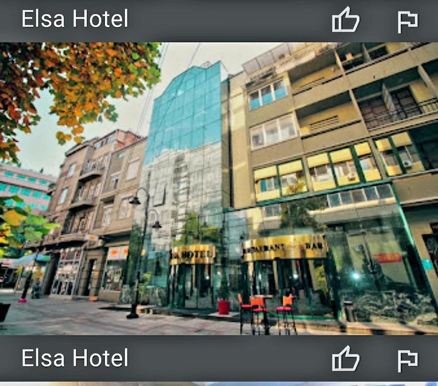une image d'une rue de la ville avec un bâtiment dans l'établissement HOTELS ELSA, à Skopje