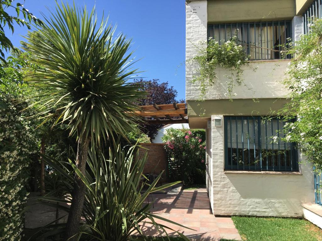 uma casa com uma palmeira em frente em Casa Santa Barbara em Godoy Cruz