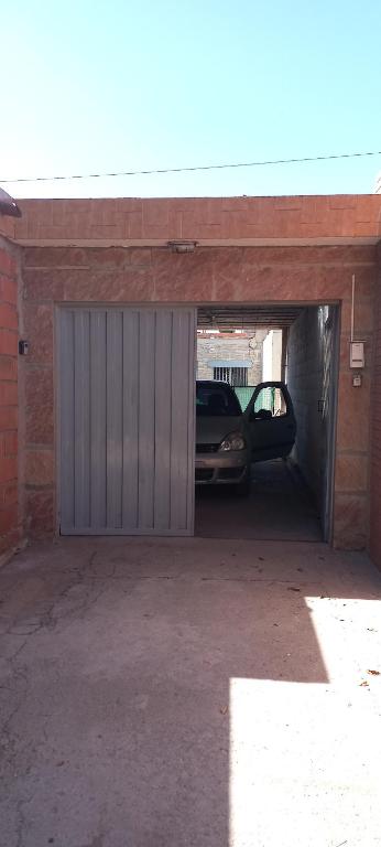 un garaje con un coche aparcado dentro en Departamento Silvi en Jesús María