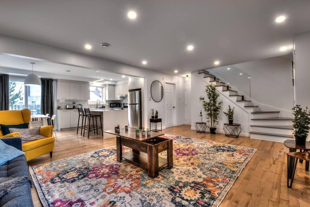 Lux. 4BR House with Pool near DT, Brossard (updated prices 2024)