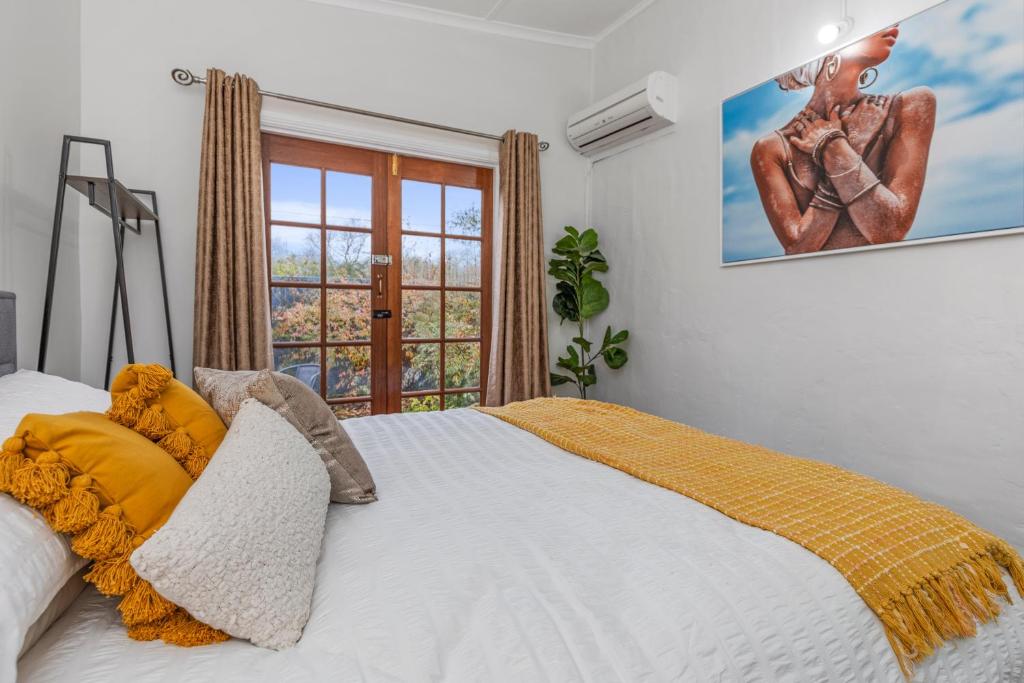 um quarto com uma cama e uma janela em Stylish Lake Albert Cottage, Wagga Wagga em Wagga Wagga