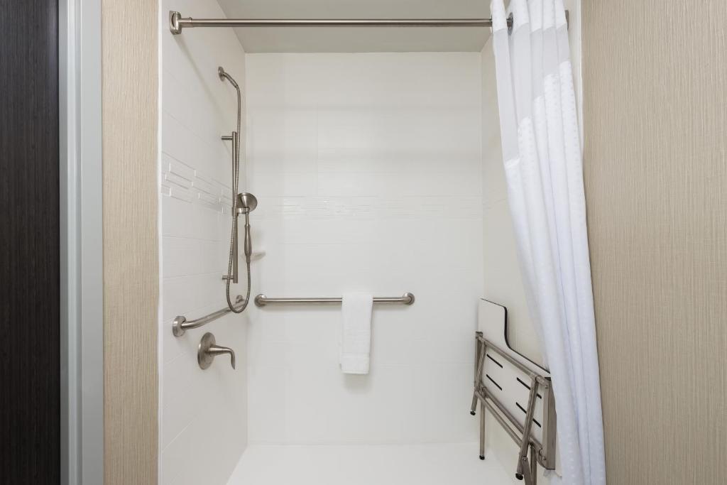 Holiday Inn Express and Suites Norman by IHG photo