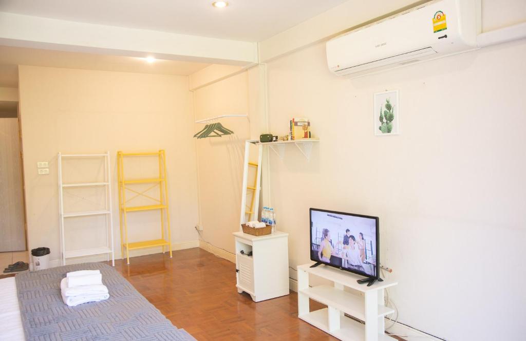 TV a/nebo společenská místnost v ubytování Hello Host - yellow room