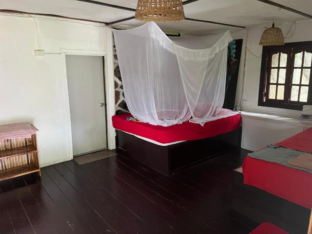 Habitación con cama con mosquitera en Silver cliff room 12 en Than Sadet Beach
