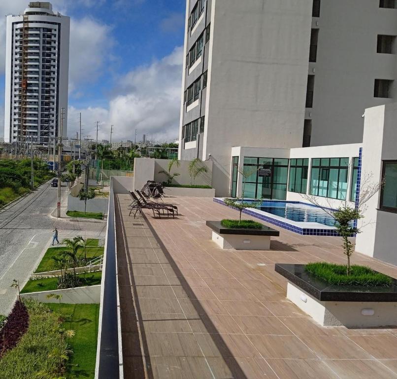 a balcony of a building with benches and a pool at Vizinho ao Shopping Caruaru Cobertura 14 andar in Caruaru