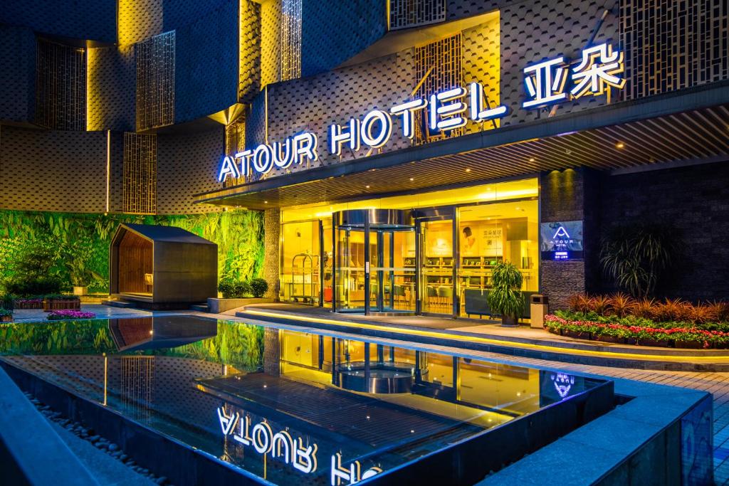 un hotel con piscina di fronte a un hotel di Atour Hotel Chongqing Liziba Lianglukou Subway Station a Chongqing