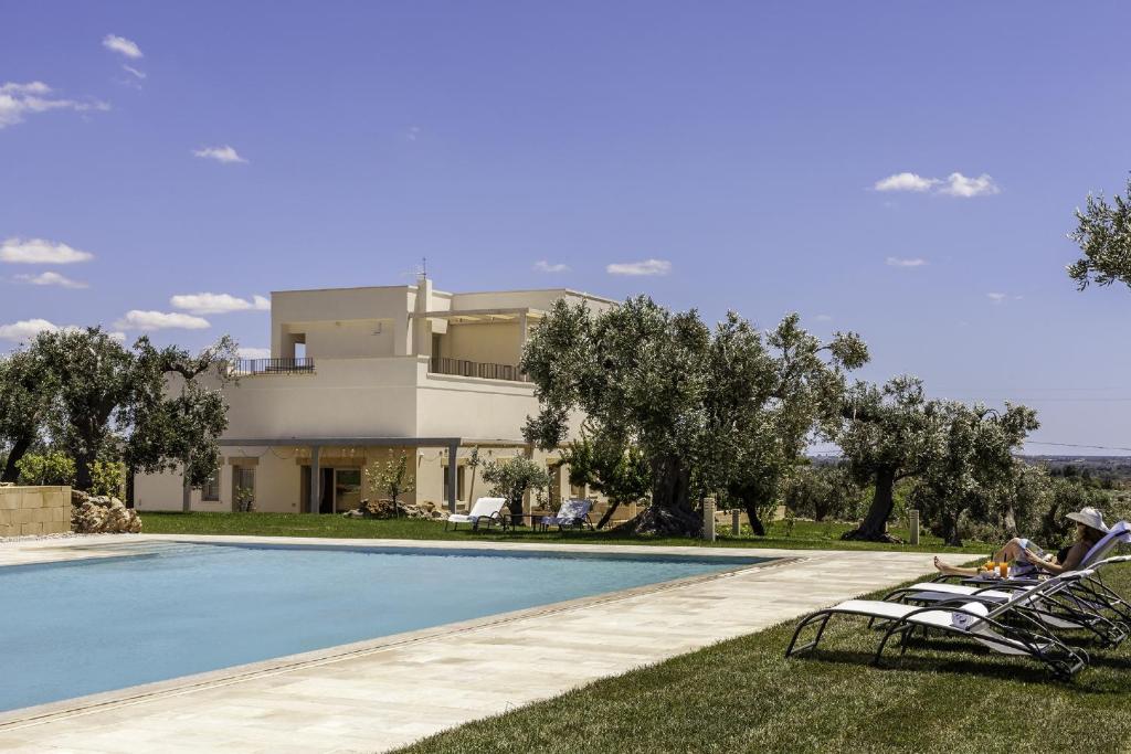 Villa con piscina frente a una casa en Tenuta Monticelli, en Alezio