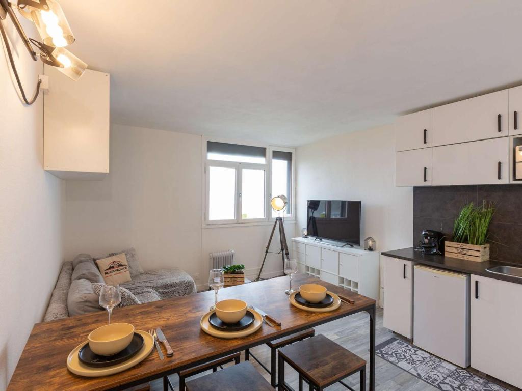 uma cozinha e sala de estar com uma mesa num quarto em Studio Saint-Lary-Soulan, 1 pièce, 4 personnes - FR-1-296-481 em Saint-Lary-Soulan