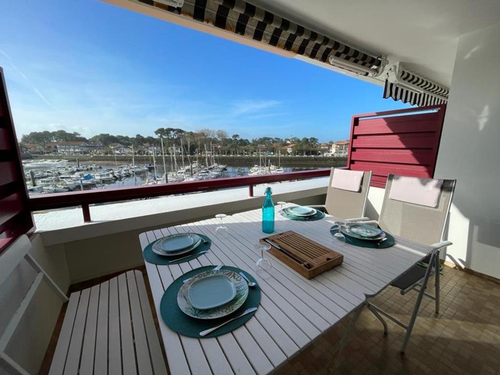 - Balcón con mesa y sillas y vistas al puerto deportivo en Appartement Capbreton, 2 pièces, 4 personnes - FR-1-413-230, en Capbreton