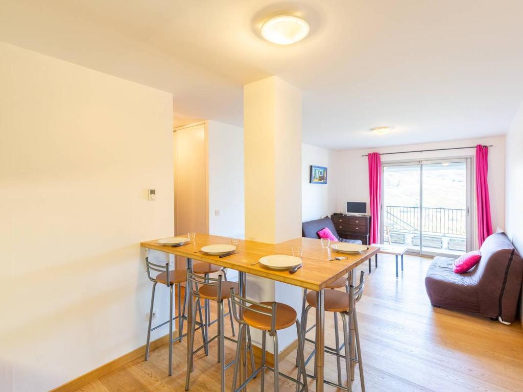 een keuken met een tafel en stoelen in een kamer bij Appartement Peyragudes, 2 pièces, 6 personnes - FR-1-695-42 in Germ
