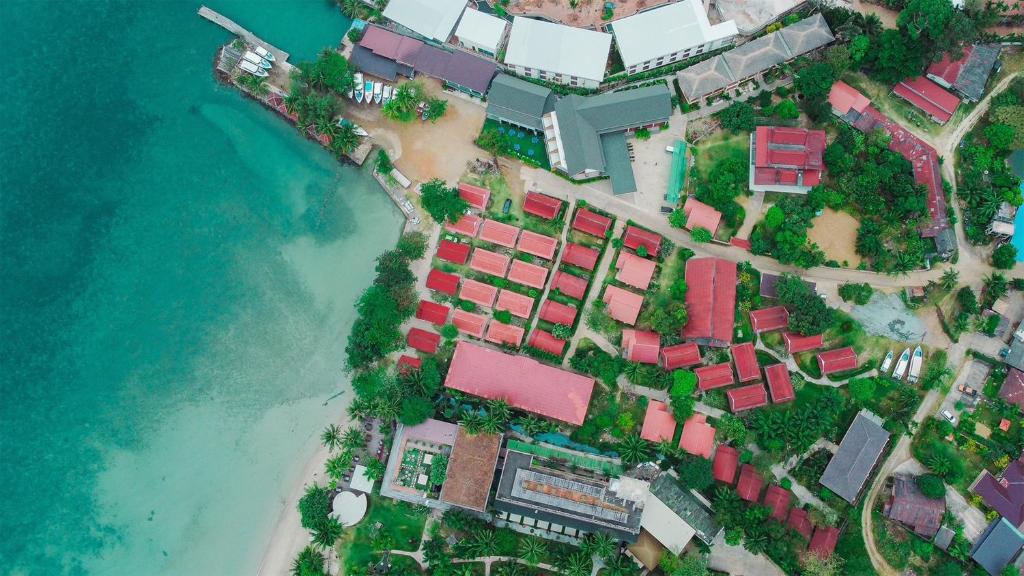 an aerial view of a resort on the beach at Kaibae Hut Resort in Ko Chang