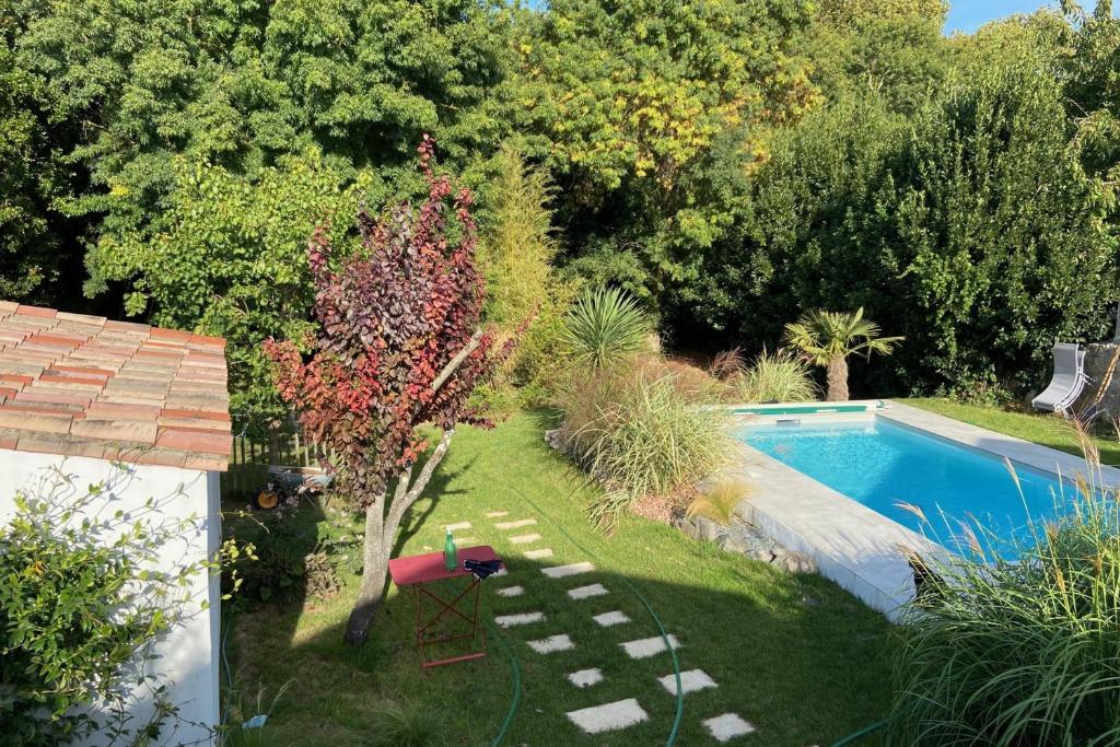 uma vista sobre um jardim com piscina em Sumptuous house with pool em La Rochelle