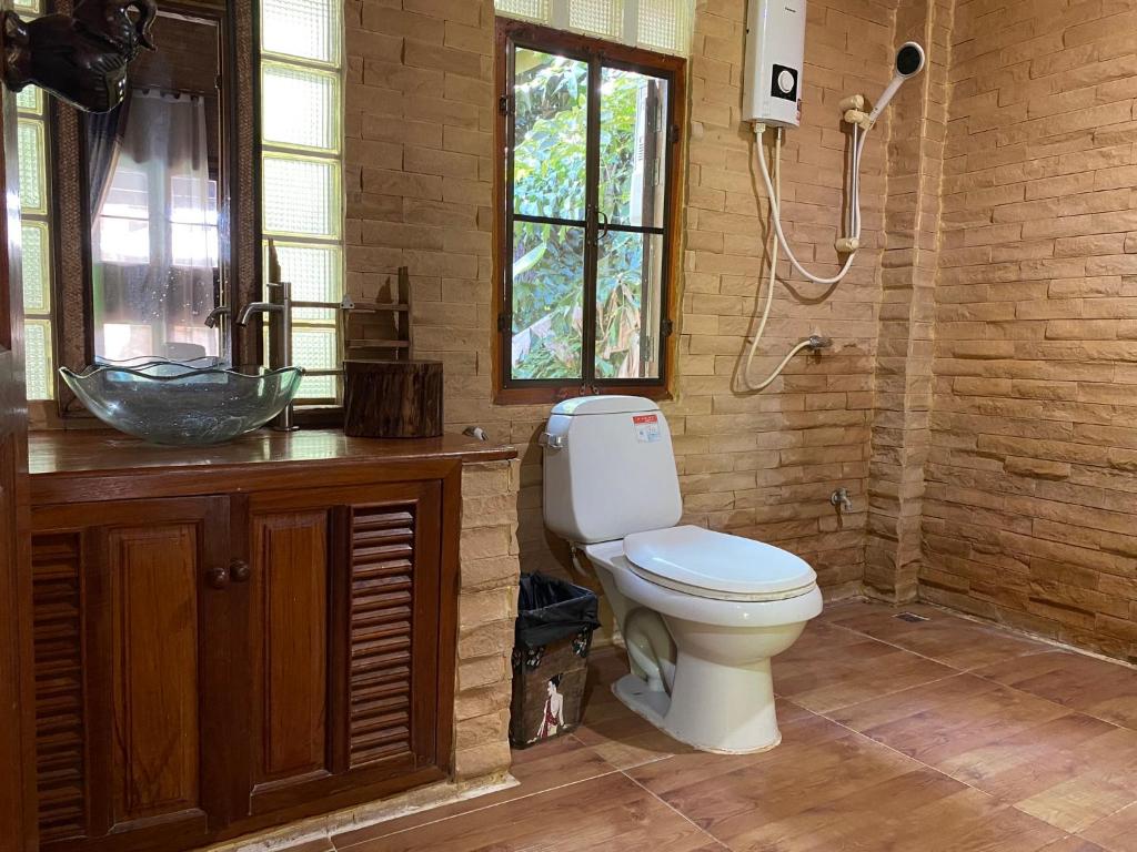 een badkamer met een toilet, een wastafel en een douche bij Shaya’s Green Hideaway 