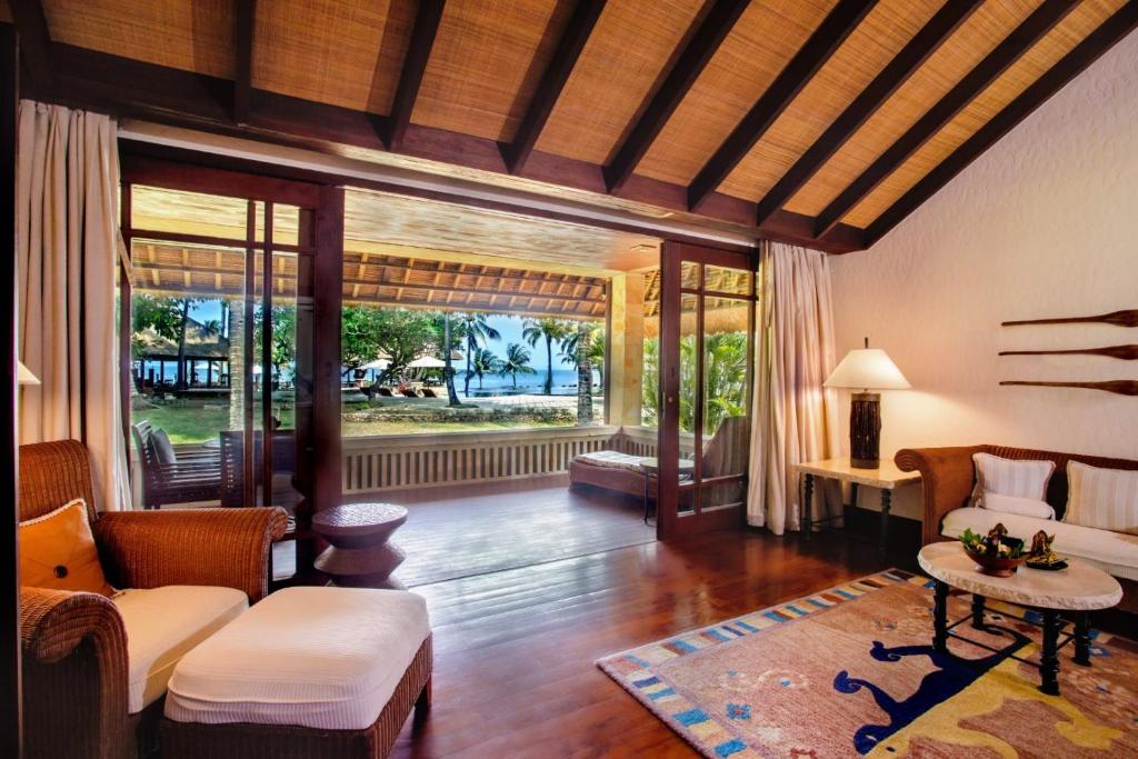 Posezení v ubytování The Oberoi Beach Resort, Lombok