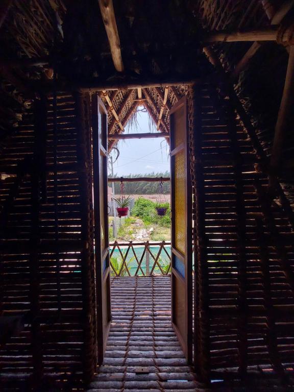 una puerta abierta a una casa con vistas en Open house en Auroville