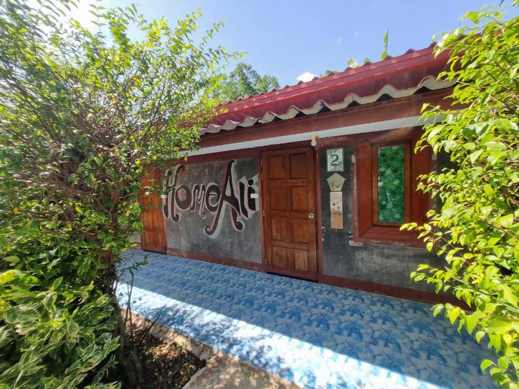une maison avec graffiti sur son côté dans l'établissement บ้านสวน สระแก้ว รีสอร์ท, 