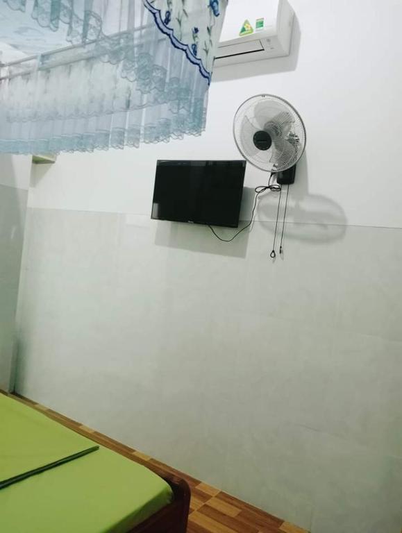 Televízia a/alebo spoločenská miestnosť v ubytovaní Homestay Nắng Nghiêng