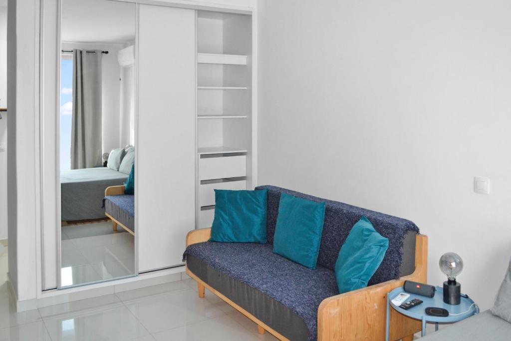 - un salon avec un canapé et une chambre dans l'établissement AP2B Praia, à Praia