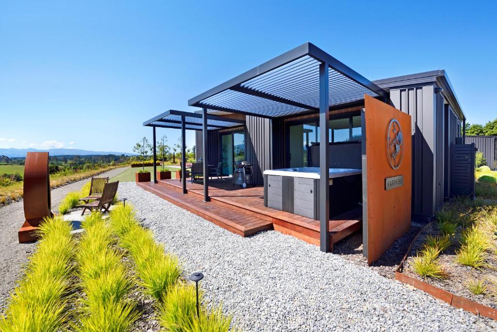 una pequeña casa con solárium en un cementerio en Harakeke Boutique Accommodation en Mahana