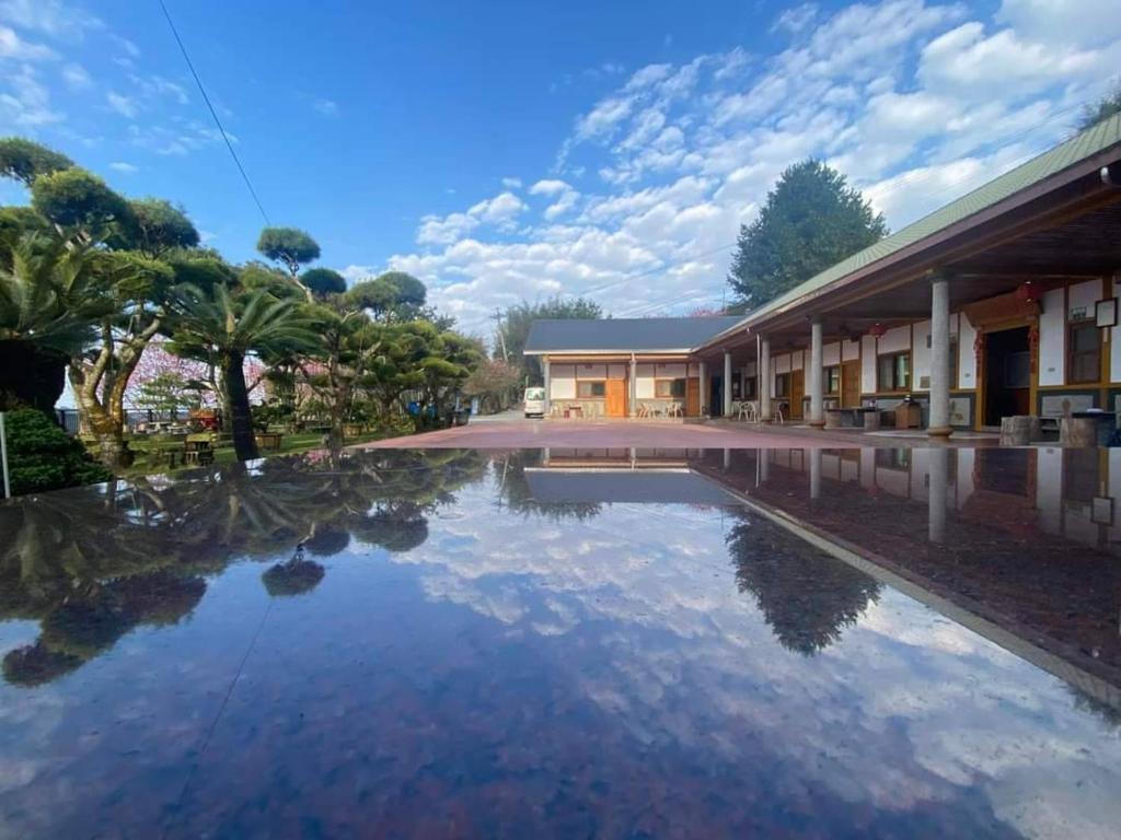 長青居民宿評價、特色體驗、房價資訊、訂房連結 – 紫藤花園與山景秘境 - 照片 1