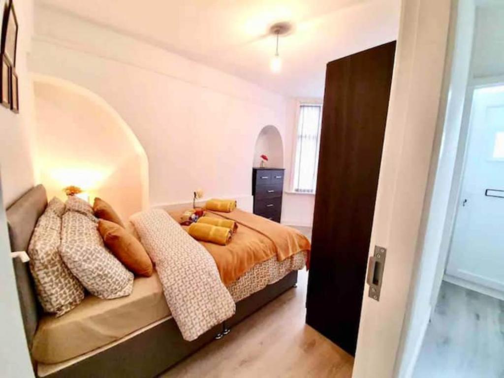 um quarto com uma cama com almofadas em Modest Urban Escape em Liverpool