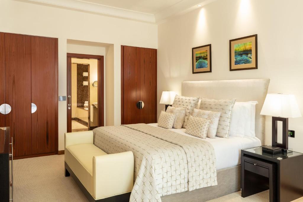 
Premier Executive Suite, Executive Lounge Access, Afternoon Tea & Happy Hour, Complimentary Resort Beach & Pool Access, Airport Transfer from Dubai Airport, 1 King
