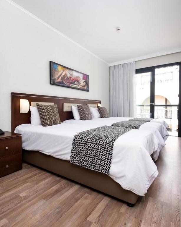 Postel nebo postele na pokoji v ubytování Livadhiotis City Hotel