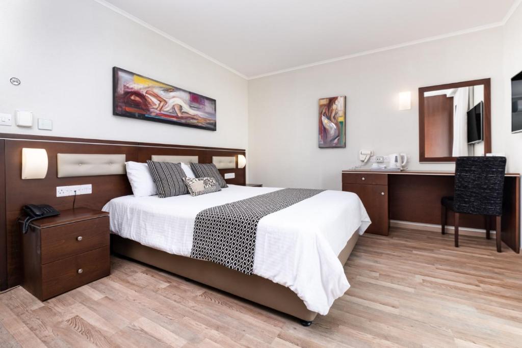 Postel nebo postele na pokoji v ubytování Livadhiotis City Hotel