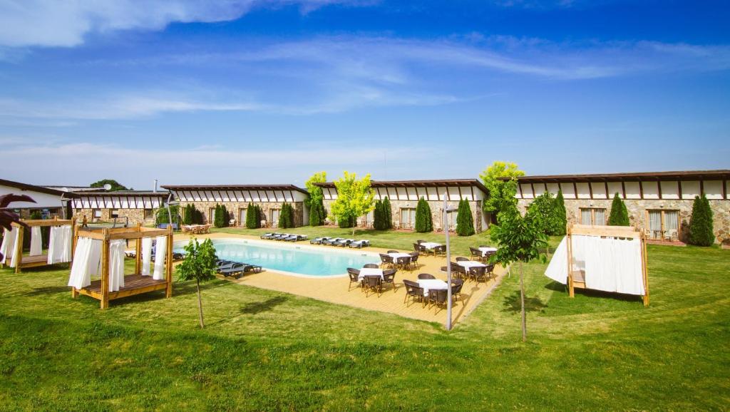 an overhead view of a backyard with a swimming pool at Golf Hotel Pianu in Pianu de Jos