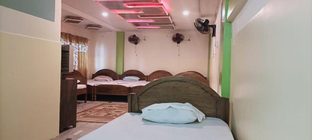 拉塔古里的住宿－Hotel Sonali，带一张床的房间和一间带两张床的房间
