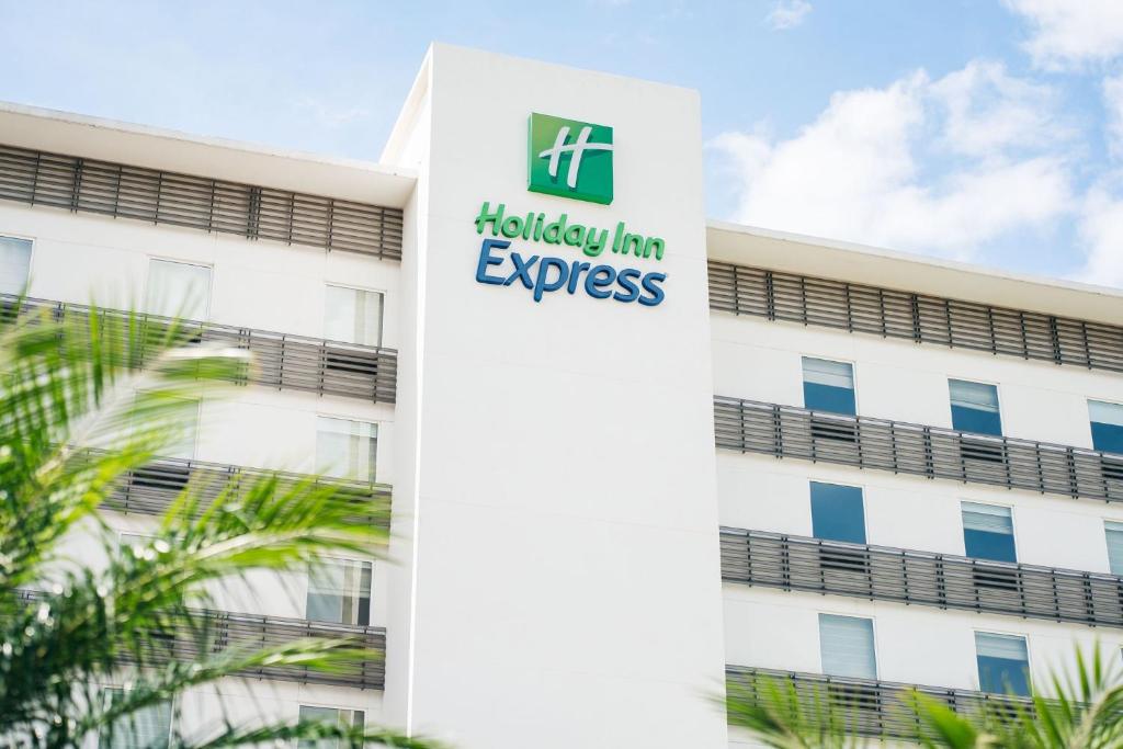 un bâtiment de bureau avec un panneau pour l'auberge de vacances express dans l'établissement Holiday Inn Express Tegucigalpa, an IHG Hotel, à Tegucigalpa