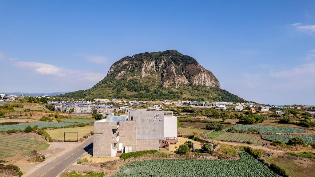 una vista aérea de una montaña con un edificio en Lucid M, en Seogwipo