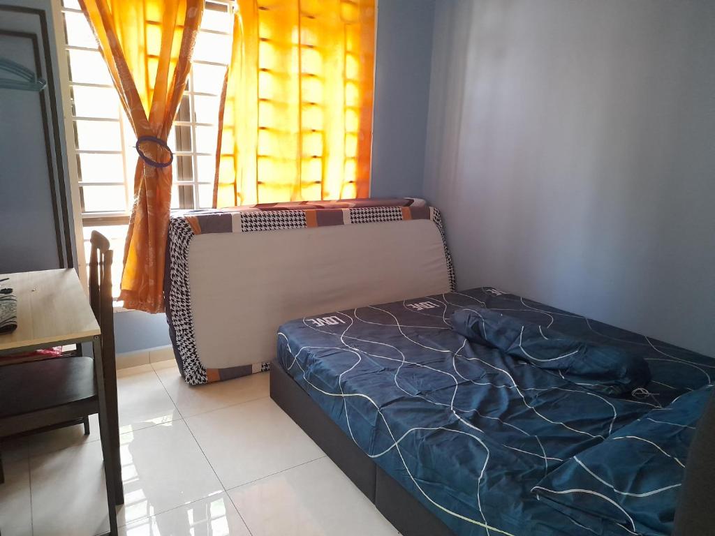 Ένα ή περισσότερα κρεβάτια σε δωμάτιο στο Ibu Ngah Homestay