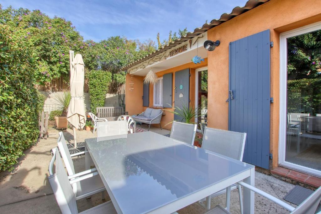 une table et des chaises sur le patio d'une maison dans l'établissement La Sanaryenne - Joli appt proche plage, à Sanary-sur-Mer