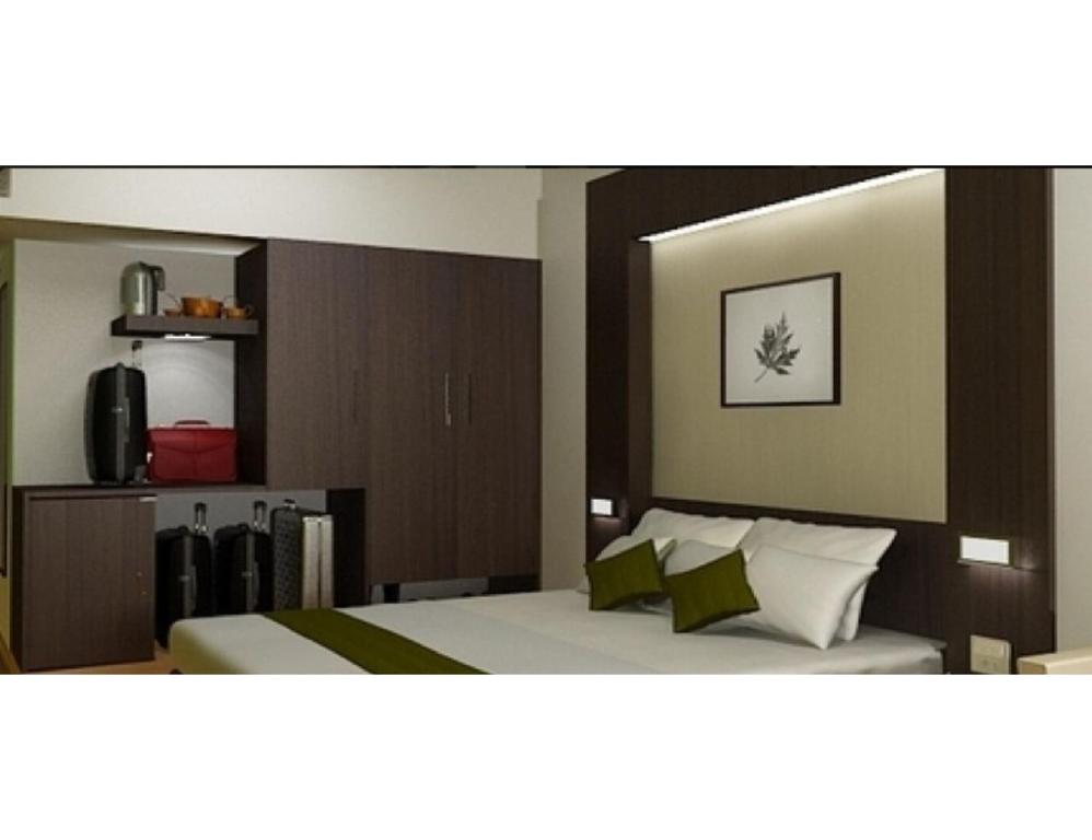 een slaapkamer met een bed en een spiegel bij Hotel Khard Palace, Jhansi in Jhansi