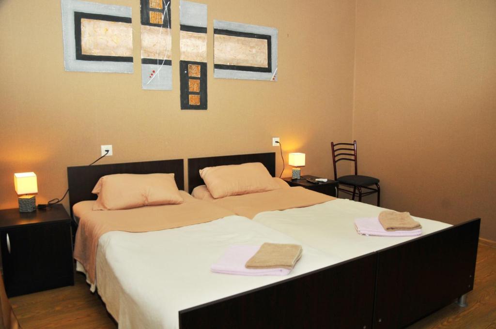 Letto o letti in una camera di Alma-Ata Hotel