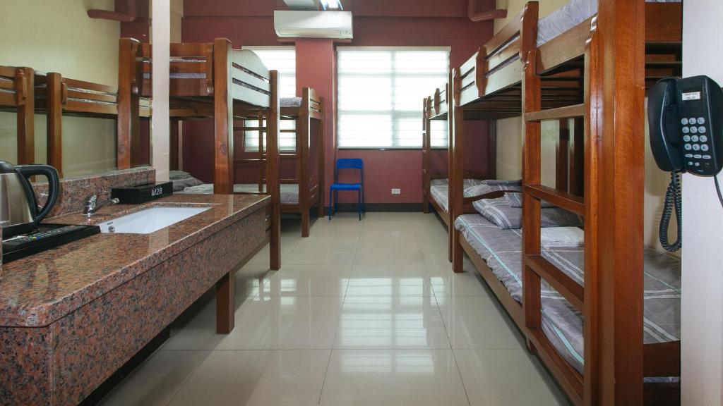 M28 Hotel and Apartments Quezon City - 8床混合宿舍房间