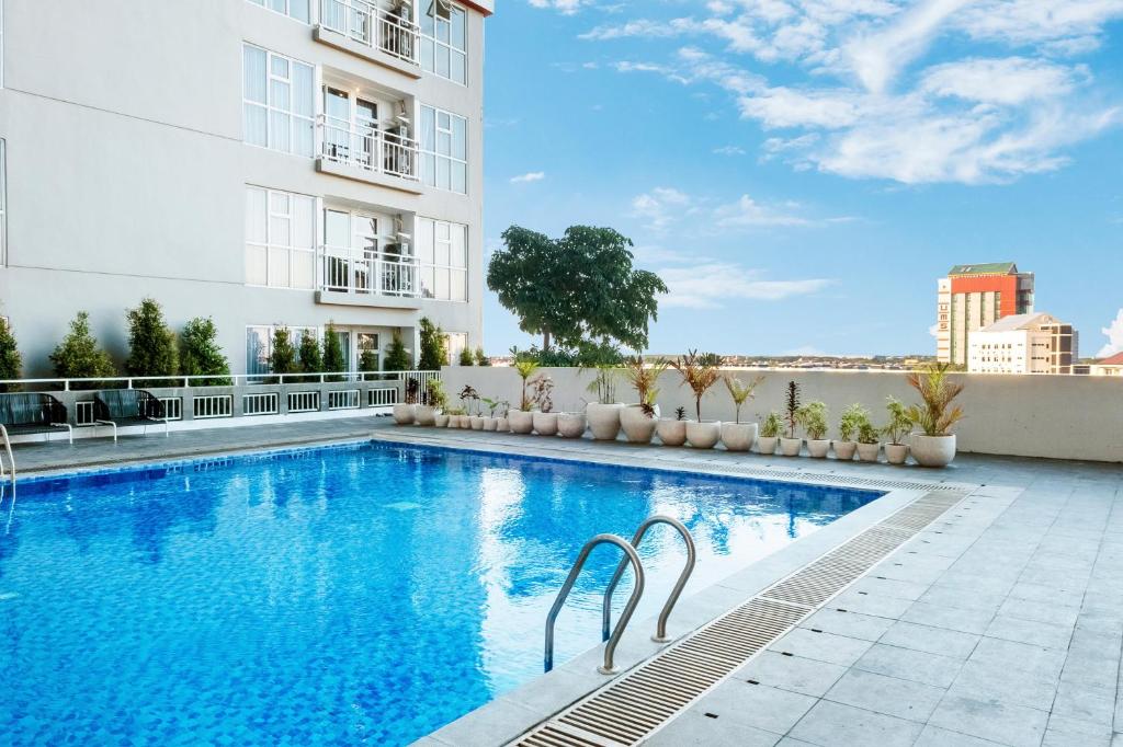 Bazén v ubytování Hotel Dhika Serenity Surabaya nebo v jeho okolí